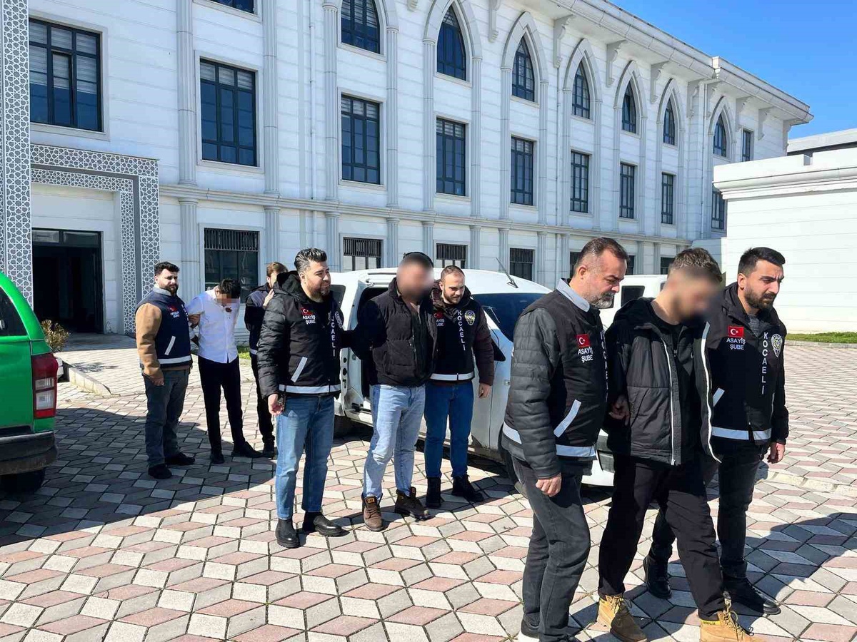Kocaeli İzmit'te restoranda bakışma tartışması bıçaklı kavgaya dönüştü, 1 kişi öldü