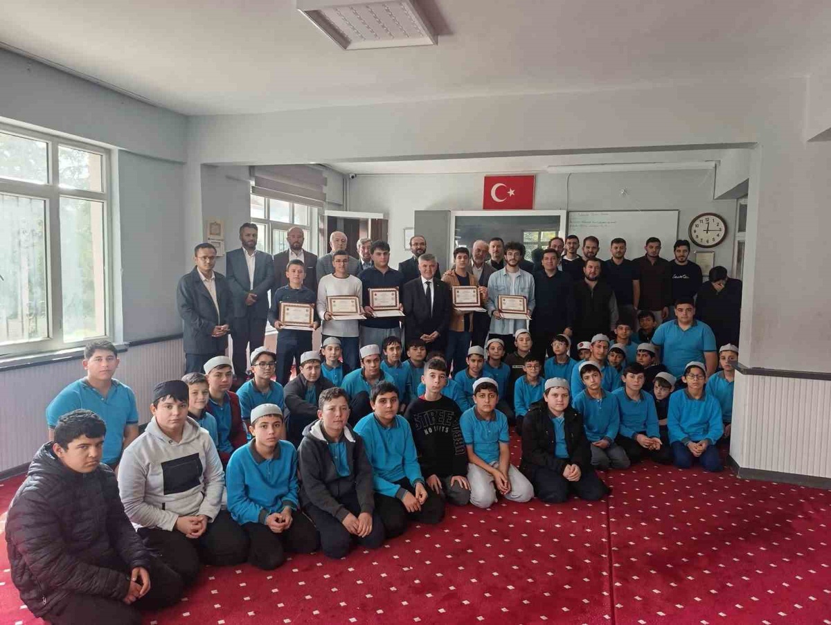 Korkuteli'nde hafızlığını tamamlayan 5 erkek hafız öğrenciye belgeleri verildi