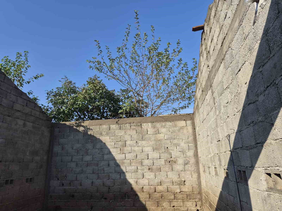 Kozan'da sağanak ve fırtına iki mahallede bir evin ve bir ahırın çatısını uçurdu