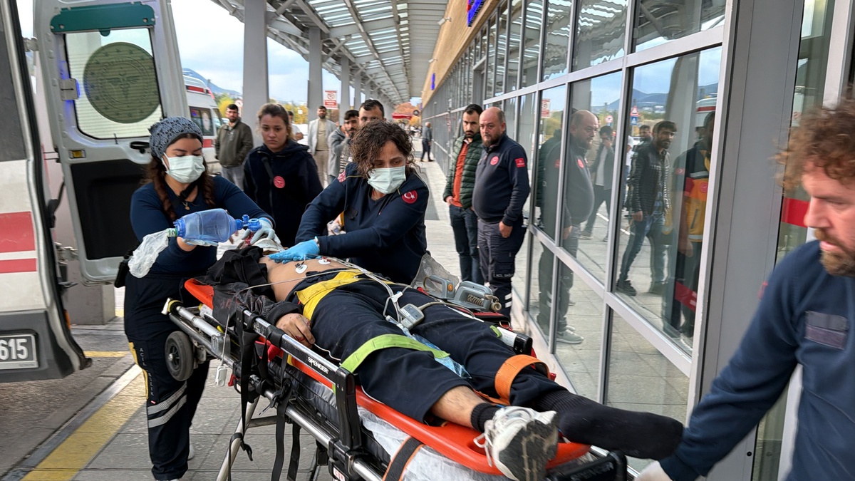 Kütahya'da İzmir-Eskişehir güzergahındaki tren raylardan geçen yayayı ağır yaraladı