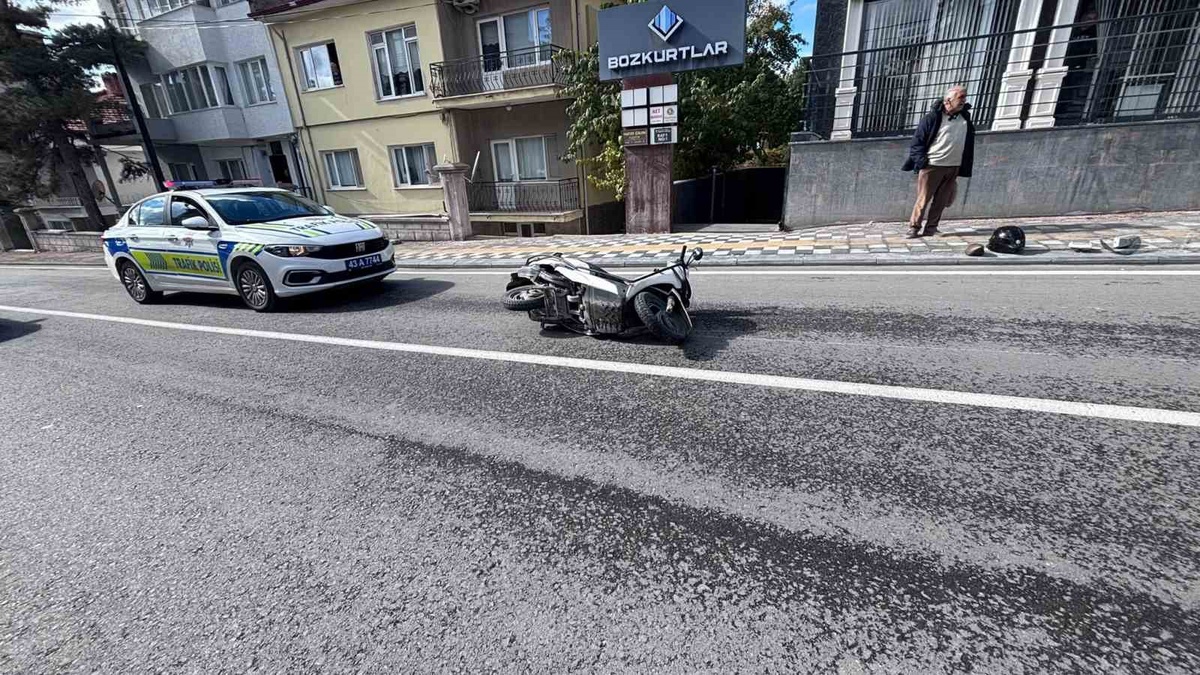 Kütahya Tavşanlı'da motosiklet önce servise sonra otomobile çarptı, 2 kişi yaralandı