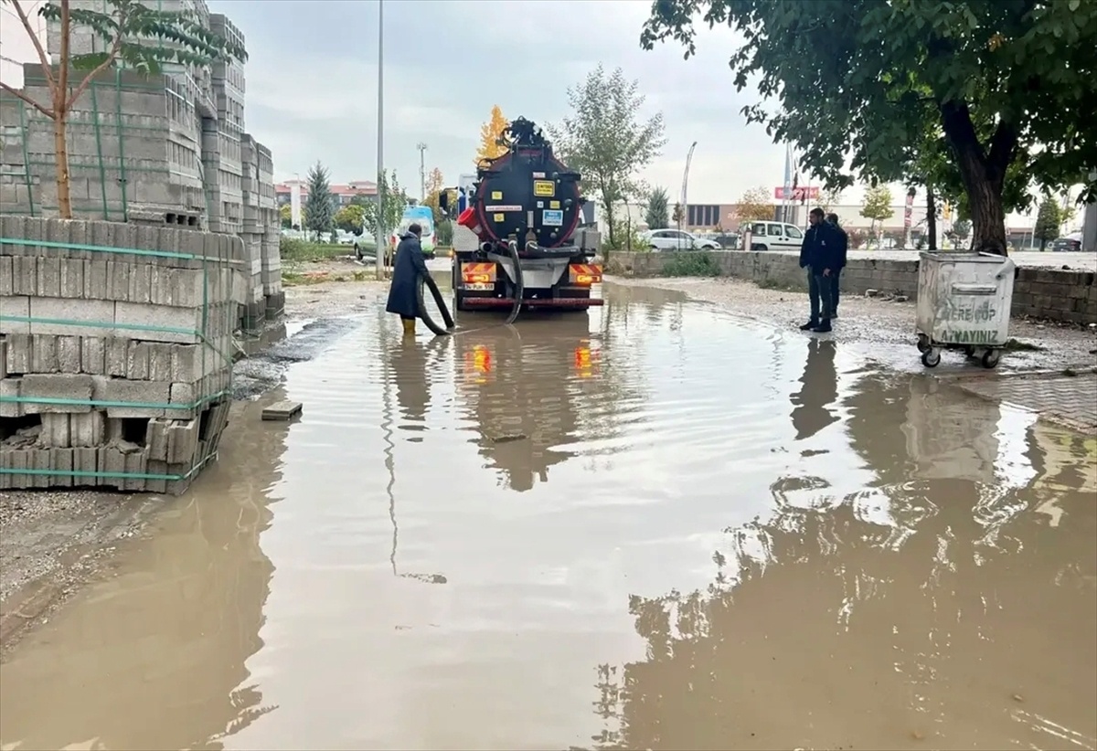 Malatya'da sağanakta cadde ve sokaklar suyla kaplandı, MASKİ ekipleri çalışıyor