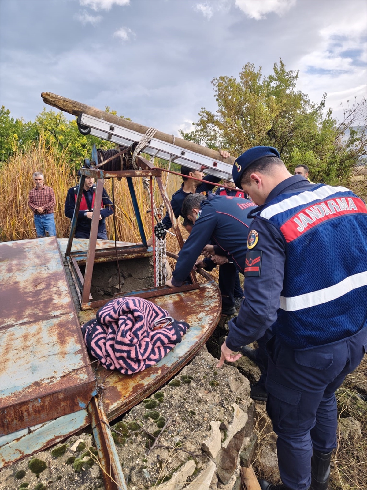 Malatya Kale'de 30 metre derinliğindeki kuyuya düşen genç, itfaiye ekiplerince kurtarıldı