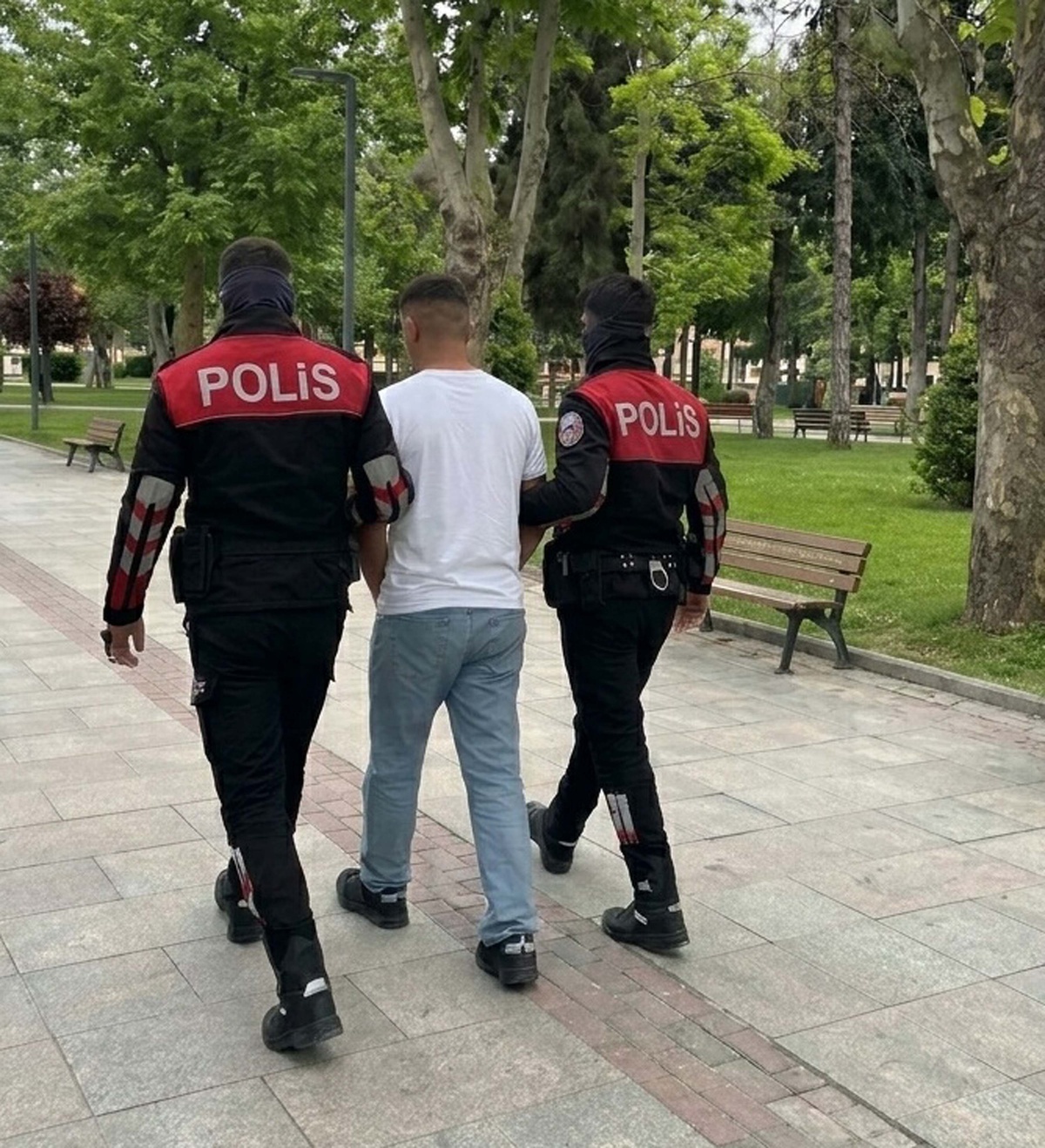 Manisa'da 17 yaşındaki firari parkta yakalandı! 65 hırsızlık dosyasından 152 yıl hapis cezası var