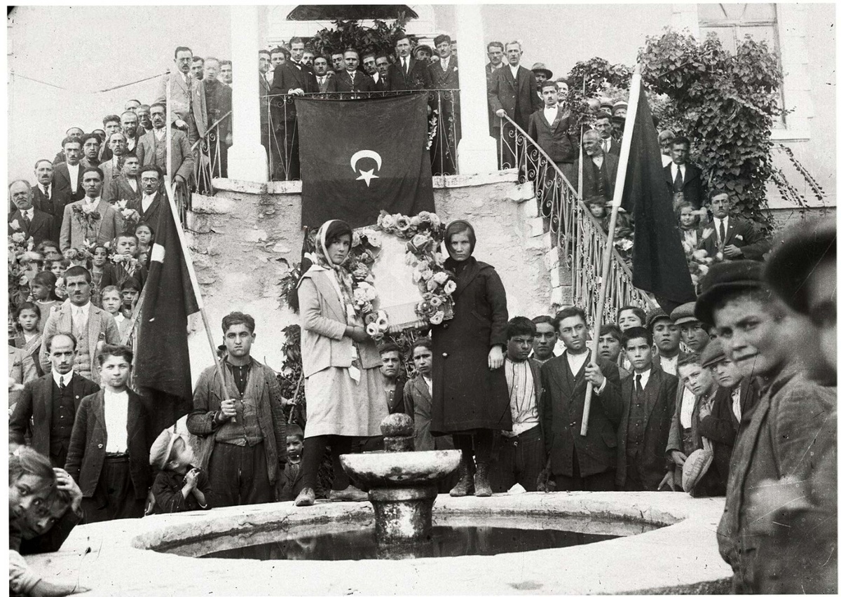 Manisa Demirci'de 1928'deki Cumhuriyet fotoğrafı 98 yıl sonra yeniden canlandırıldı