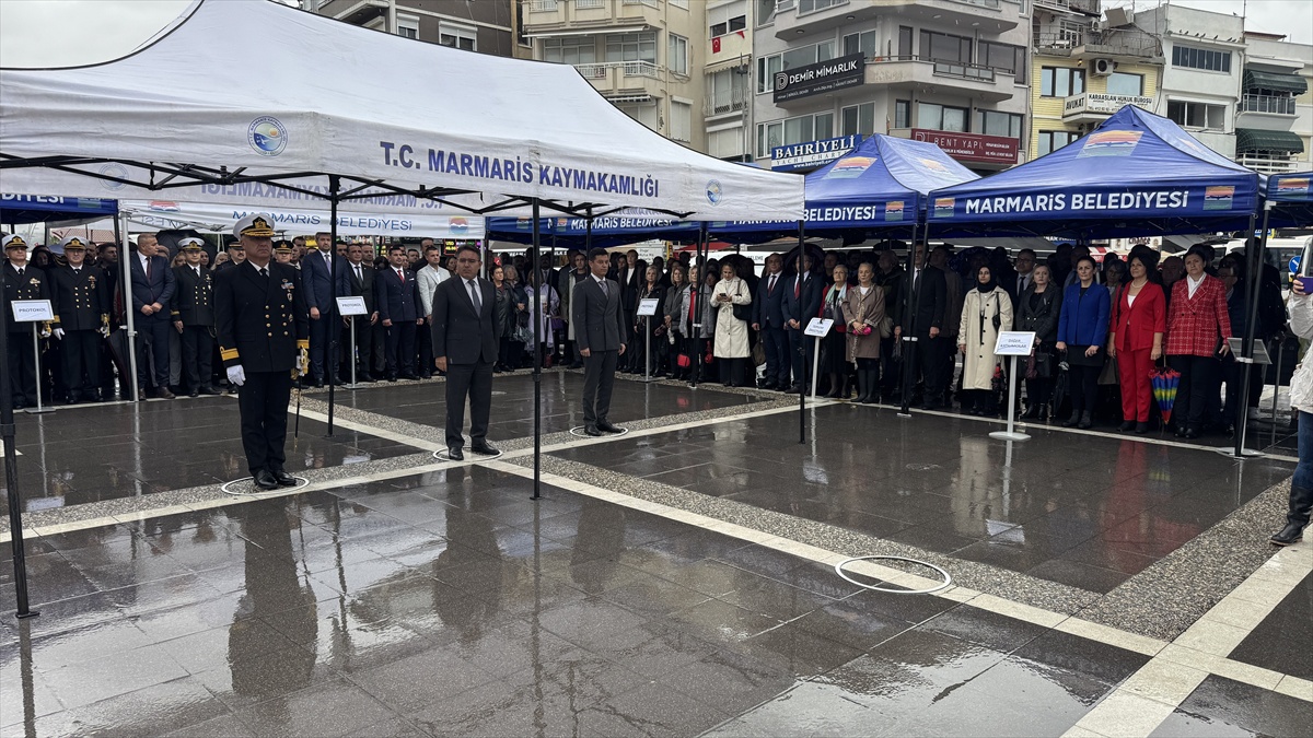 Marmaris'te 29 Ekim çelenk töreni Atatürk Meydanı'nda sağanak altında yapıldı