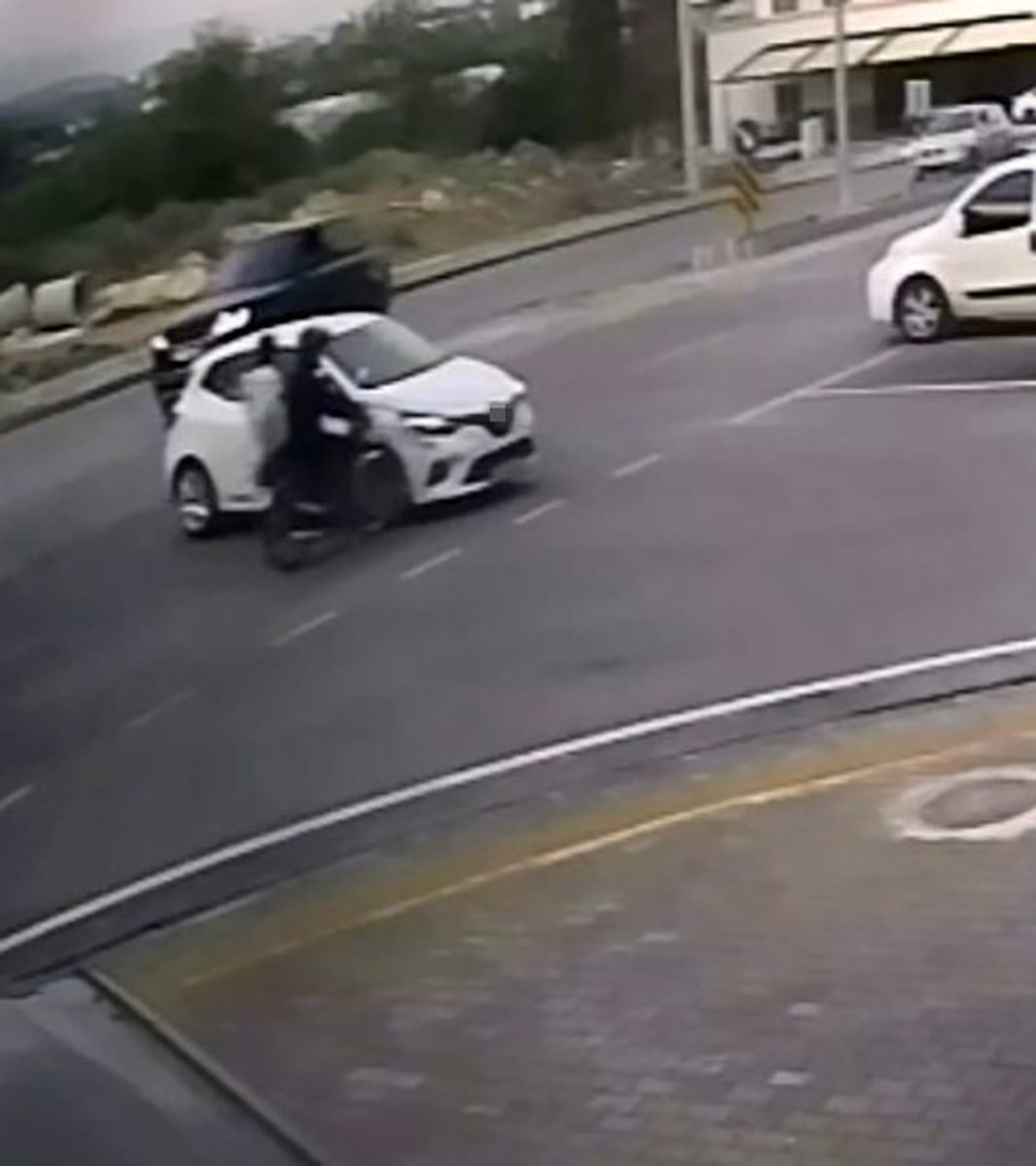 Mersin Erdemli'de motosikletle otomobil çarpıştı, 2 kişi hafif yaralandı