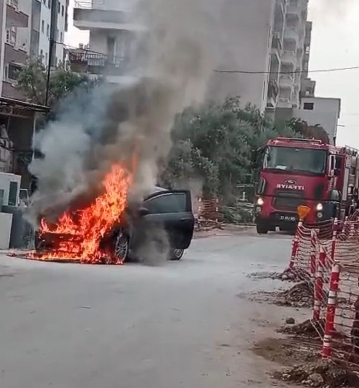 Mersin Erdemli'de park halindeki otomobil motor kısmından alev alıp kullanılamaz oldu
