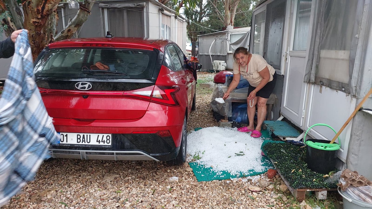 Mersin Silifke'de dolu yağışı etkili oldu, Boğsak Koyu'nda kampçılar zor anlar yaşadı
