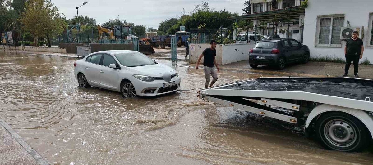 Mersin Silifke ve Erdemli'de şiddetli yağış ulaşımı ve tarımı olumsuz etkiledi