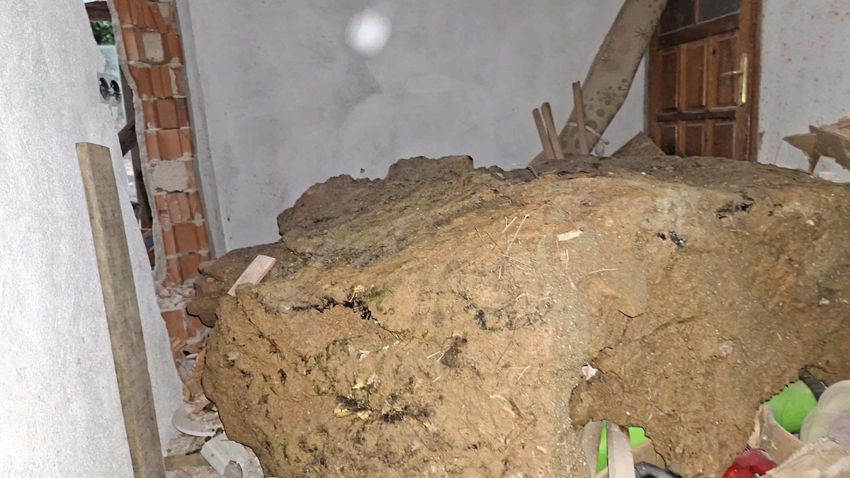 Muğla Dalaman'da heyelanda evin odasına kaya düştü, 4 kişilik aile yerleştirildi