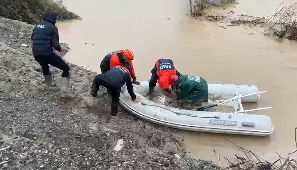 Muğla Dalaman'da su baskınında mahsur kalan 1 kişi ve 33 hayvan kurtarıldı