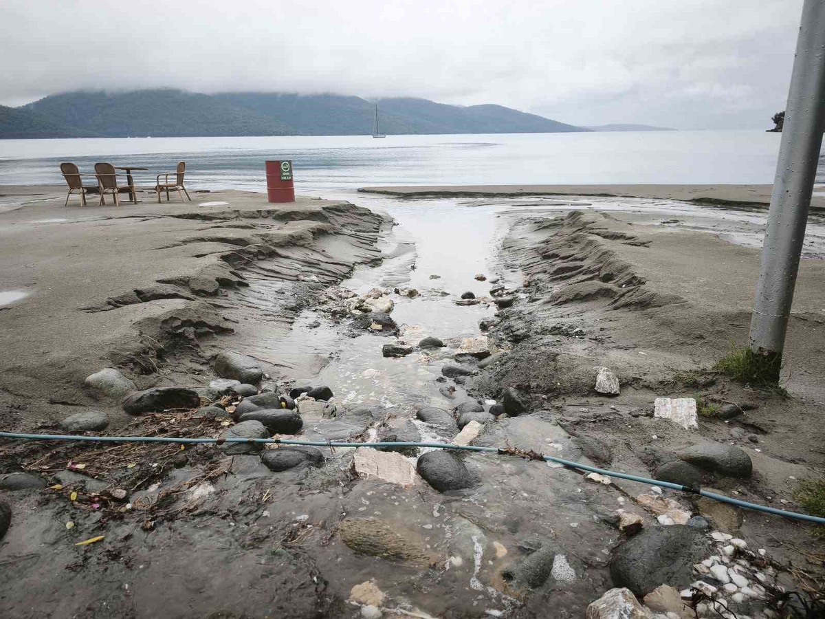 Muğla Dalaman'da yağmur suları Akkaya Sahili'nde 250 metrelik kumu denize sürükledi