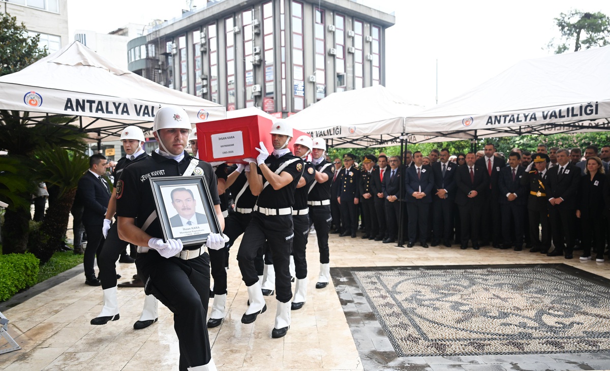 Muratpaşa Kaymakamı İhsan Kara için Antalya Valilik önünde resmi tören düzenlendi