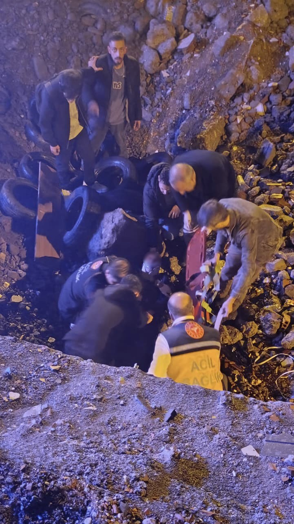 Muş'ta açık bırakılan kazıya düşen yaşlı adamı 112 ekipleri hastaneye götürdü