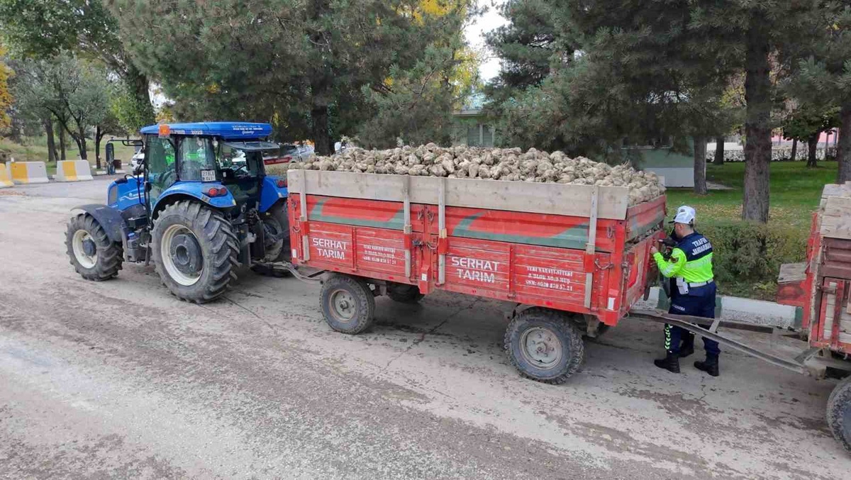 Muş'ta jandarma, Şeker Fabrikası'ndaki tarım araçlarını denetleyip reflektör taktı