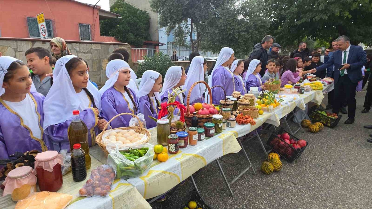 Nazilli'de ilkokul öğrencileri ekolojik pazarda ürün satıp harçlık kazandı