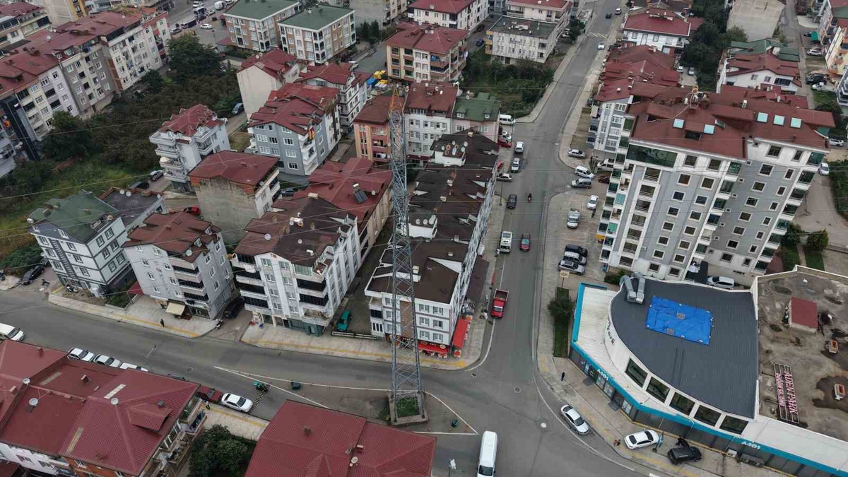 Ordu'da cadde ortasındaki 170 bin voltluk direk sürücülere zor anlar yaşatıyor
