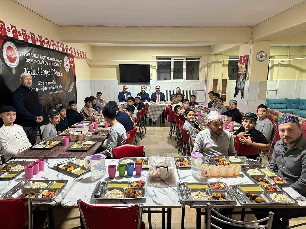 Osmaneli'de Kaymakam Tahir Yılmaz, hafızlık öğrencileriyle akşam yemeğinde buluştu