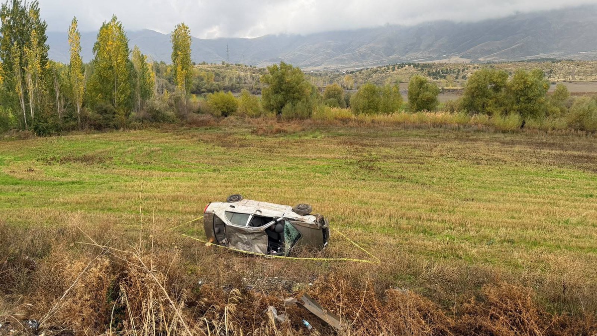 Otomobil şarampole devrildi; 2 yaralı