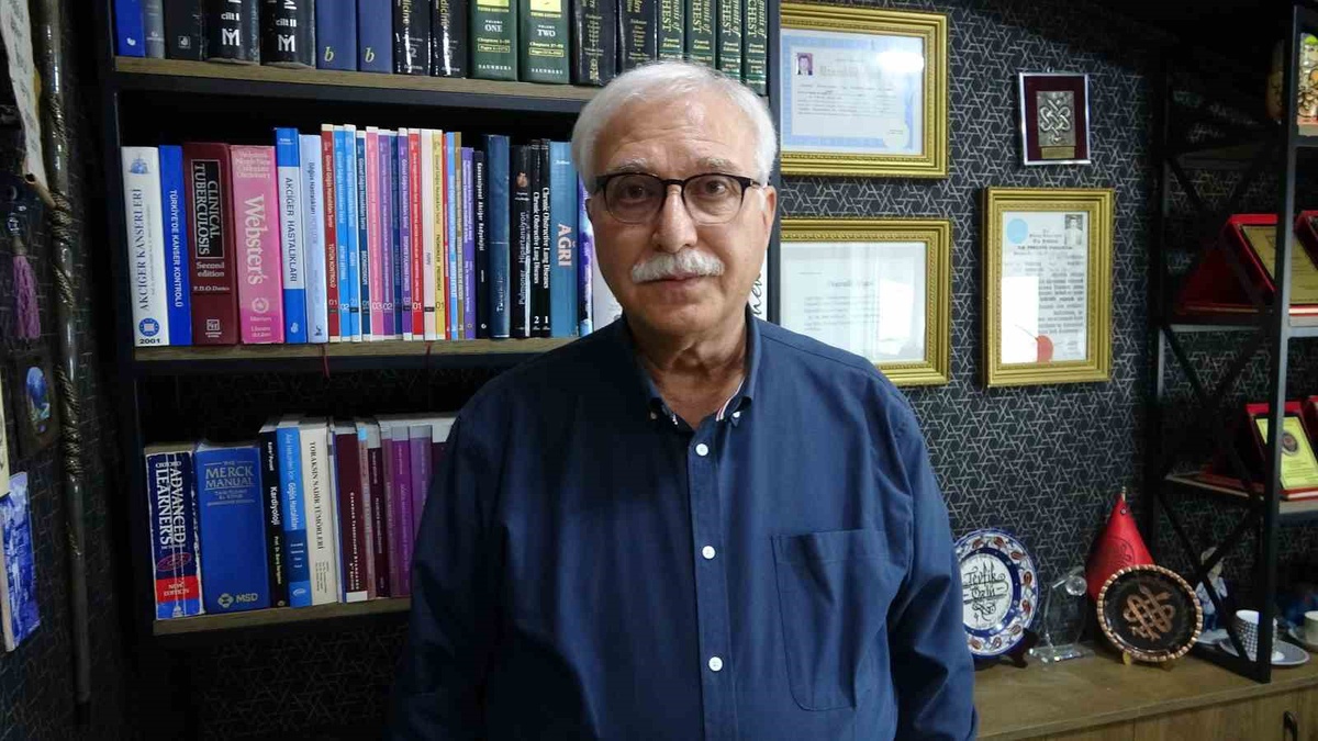 Özlü, Batı Nil virüsü riski Türkiye'de de sürdüğü için sivrisineklere karşı uyardı