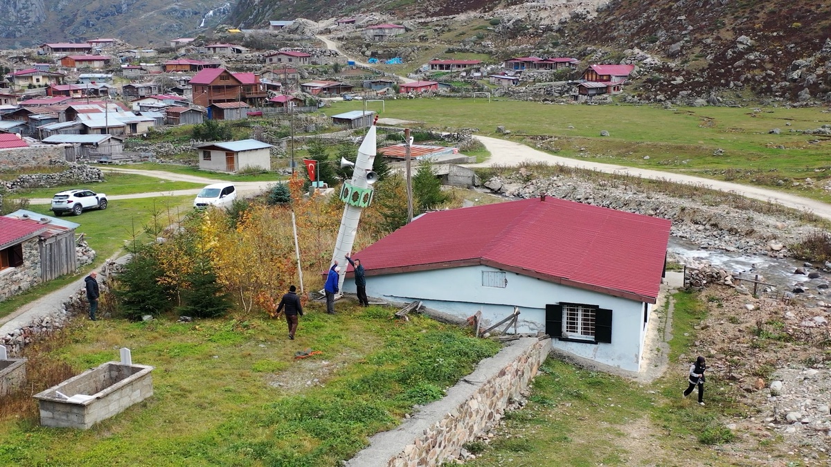 Rize İkizdere'de 7 metrelik minare, kış öncesi makaralı düzenekle yere yatırıldı