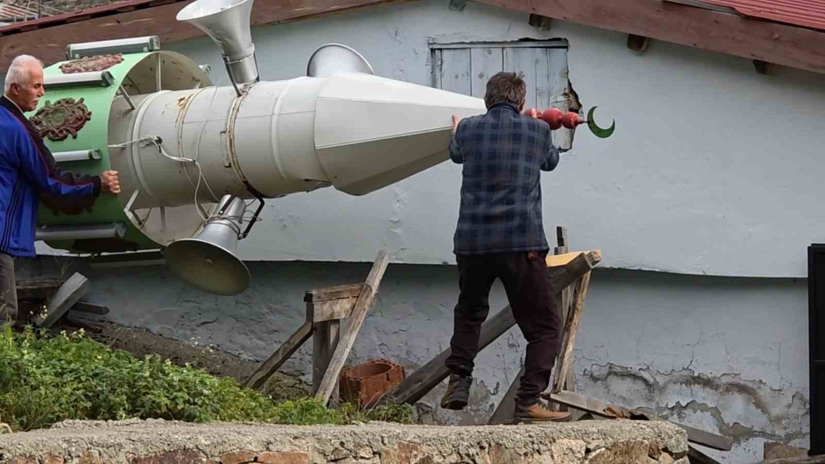 Rize İkizdere'de köylüler, çığ tehlikesine karşı cami minaresini yere yatırdı