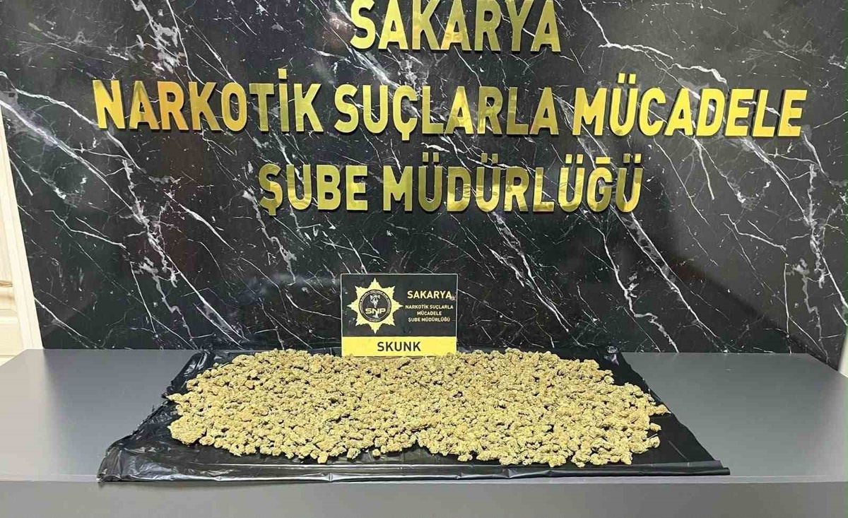 Sakarya Hendek'te operasyonda 950 gram skunk ele geçirildi, şüpheli gözaltına alındı