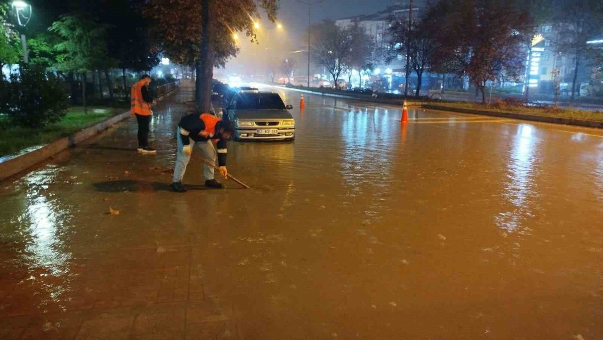 Sinop Boyabat'ta sağanak sonrası ana arterler su altında kaldı, sürücüler zorlandı