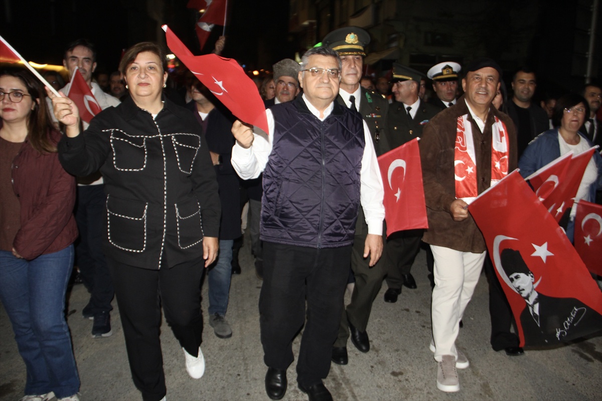 Sinop'ta Cumhuriyet'in 103. yıl dönümünde fener alayı Tarihi Cezaevi önünden yürüdü