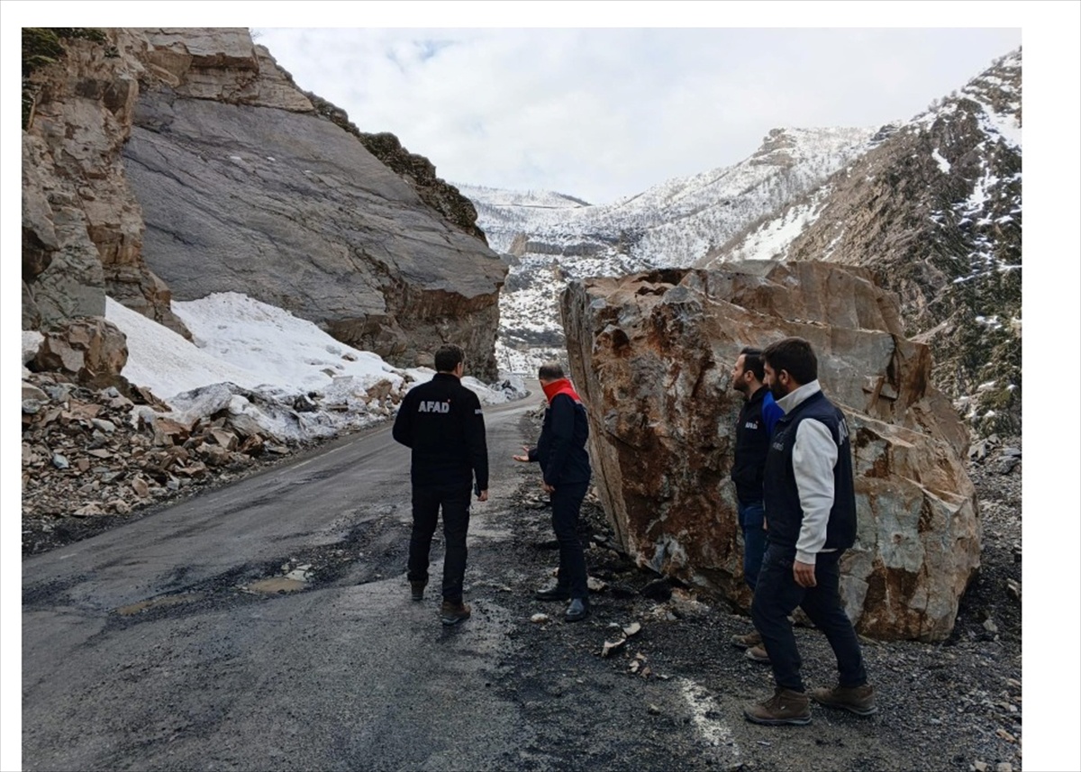 Şırnak'ta riskli kayalar IRATA sertifikalı dağcı ekiplerce temizleniyor
