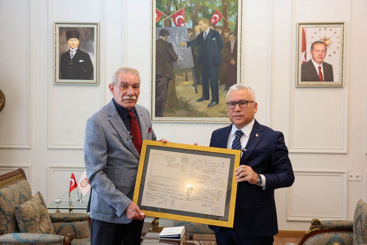 Sivas Hafıza Merkezi, Abdülkadir'in 110 yıllık esaret belgelerini torununa verdi