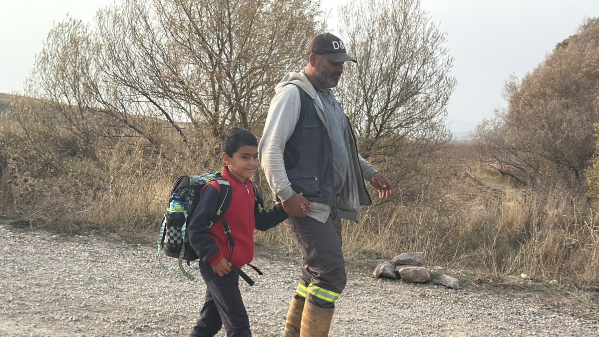Sivas'ta 6 yıldır yapılmayan köprü! Baba, özel gereksinimli oğlunu her gün sırtında ırmaktan geçiriyor