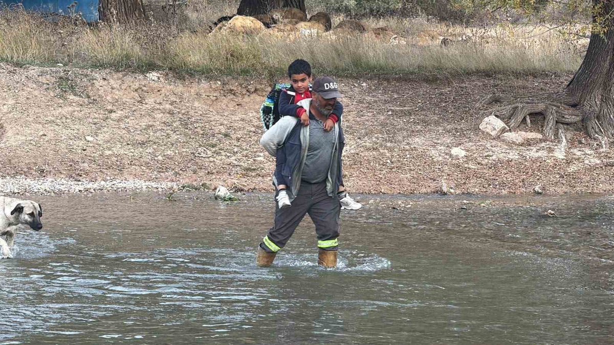 Sivas Kangal'da baba özel ihtiyaçlı çocuğunu yıkılan köprü nedeniyle sırtında taşıyor