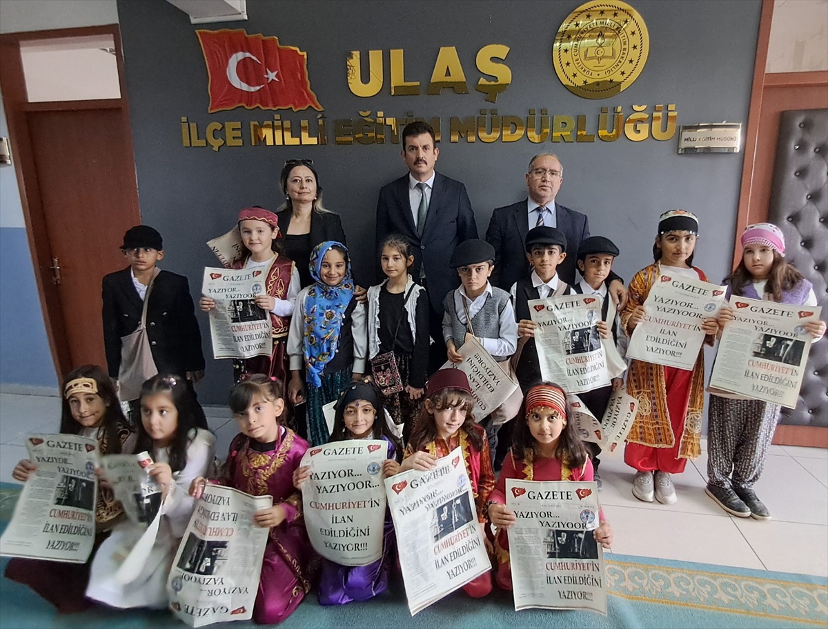 Sivas Ulaş'ta 3-B sınıfı öğrencileri Cumhuriyet'in 103. yıl dönümünde gazete dağıttı