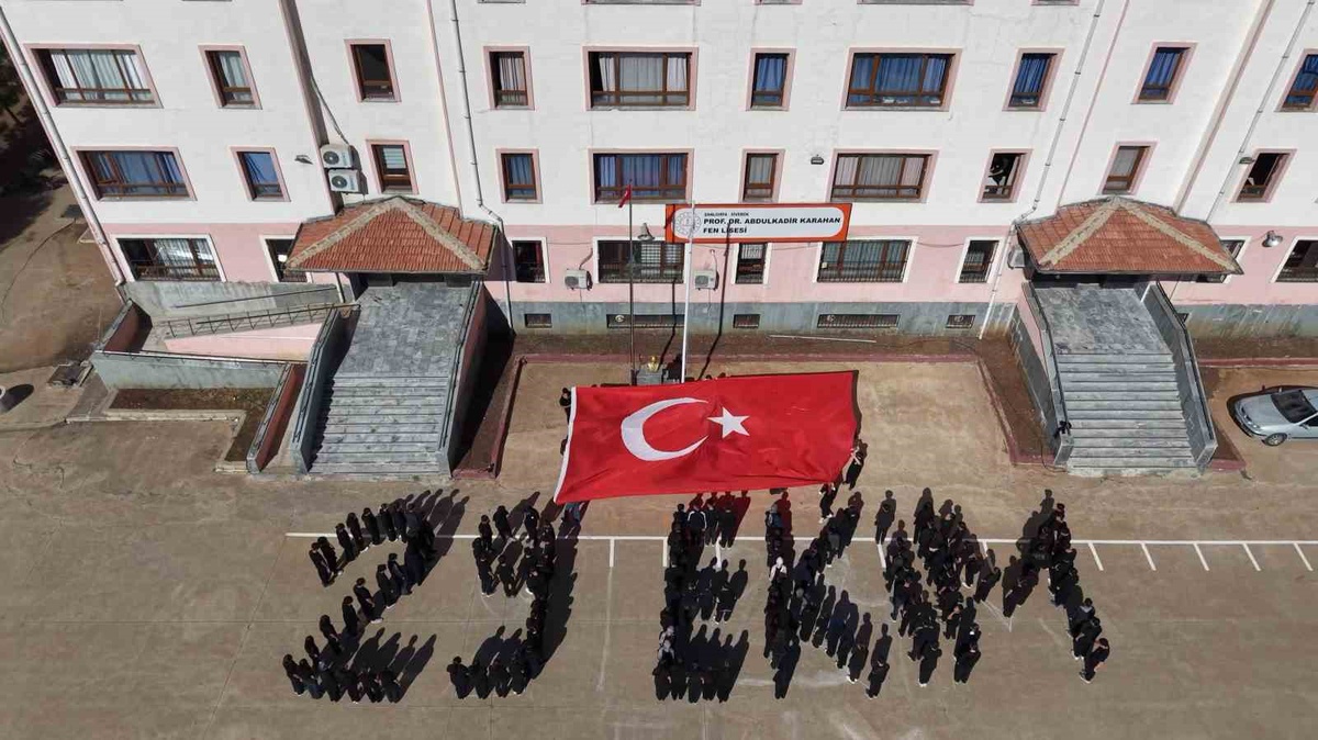 Siverek'te öğrenciler 29 Ekim koreografisiyle Cumhuriyet Bayramı'nı kutladı