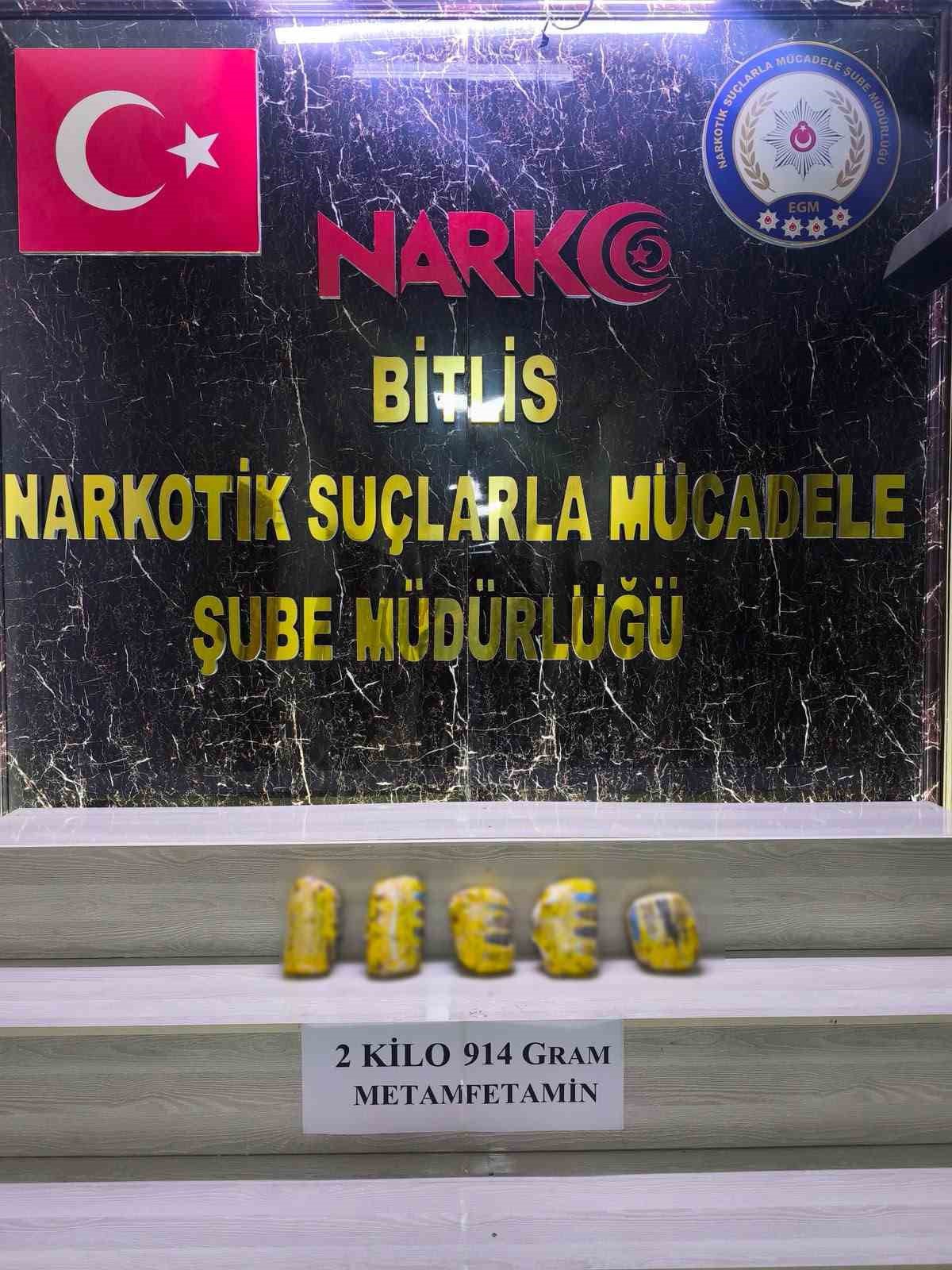 Tatvan'da araçta 2 kilo 914 gram metamfetamin bulundu, 2 şüpheli tutuklandı