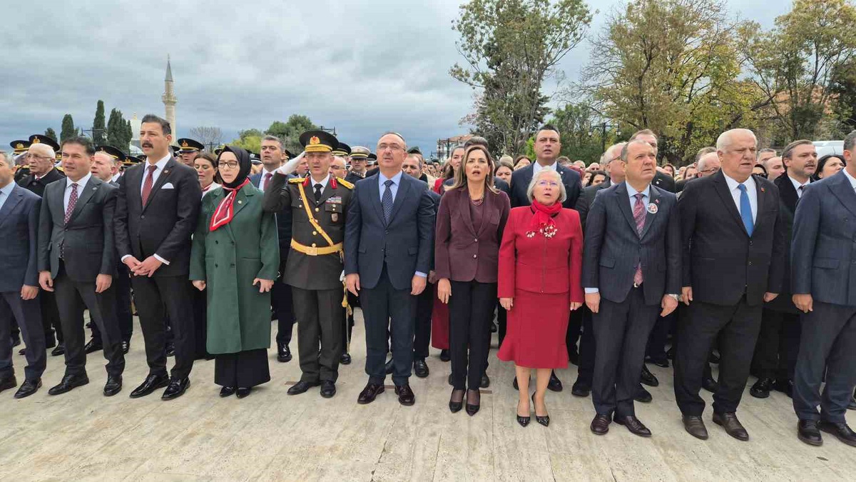 Tekirdağ'da Cumhuriyet Bayramı çelenk töreni Vali Soytürk'ün katılımıyla yapıldı