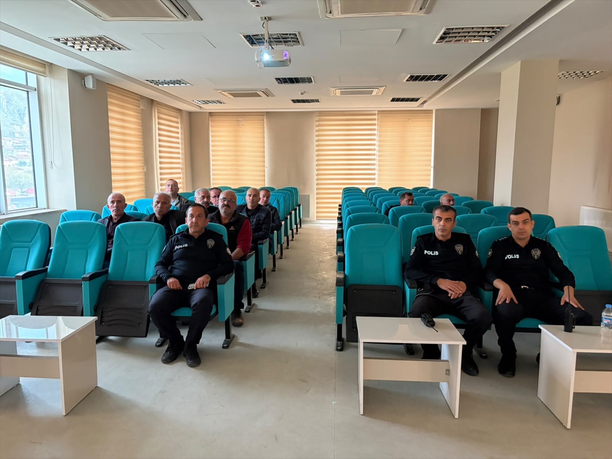 Tokat Turhal'da Emniyet Müdürü Gültekin muhtarlarla dolandırıcılığı görüştü