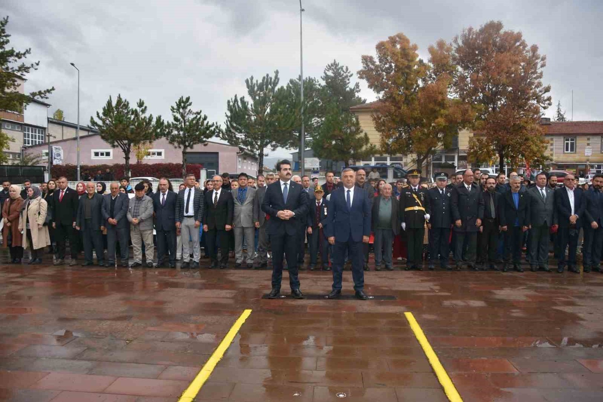 Tomarza'da Cumhuriyet'in 103. yıl dönümünde Atatürk Anıtı'na çelenk bırakıldı