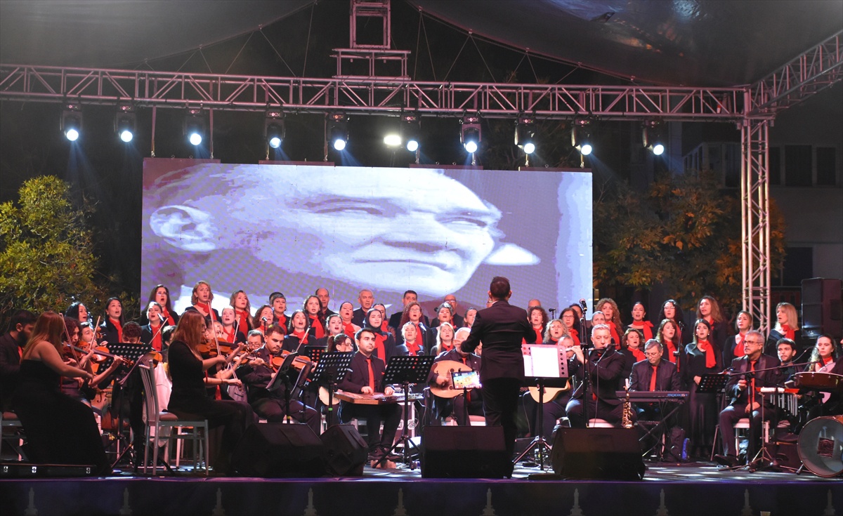 Uluslararası Buca Orkestrası ve Korosu, İzmir'de Cumhuriyet'in Sesi konserini verdi