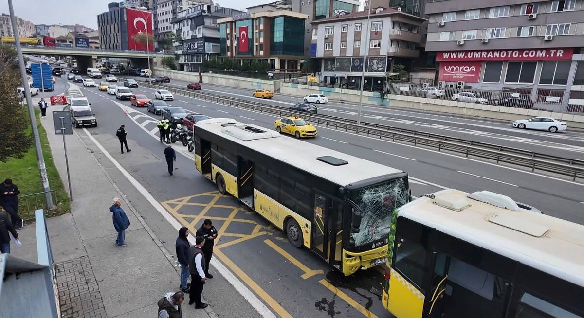 Üsküdar'da özel halk otobüsü İETT otobüsüne çarptı, 4 yolcu hafif yaralandı