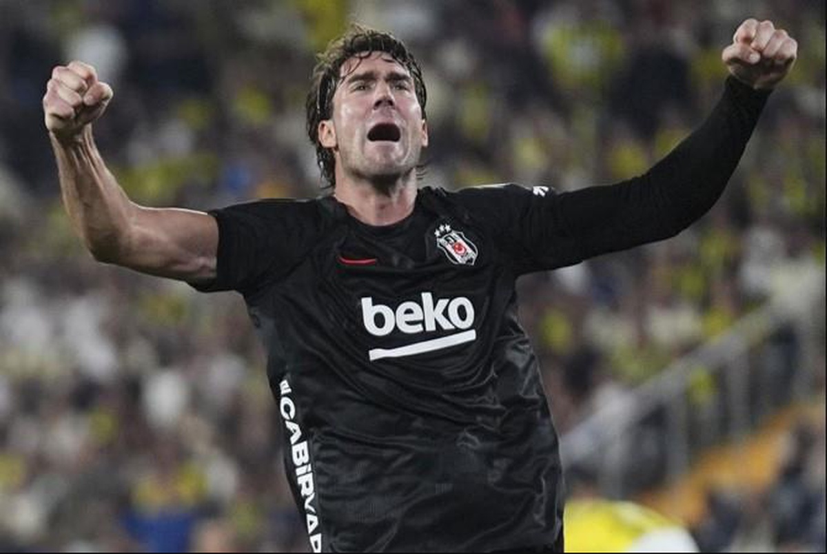 Vlahovic neden maçlarda sol koluna uzun kollu tişört giyiyor?