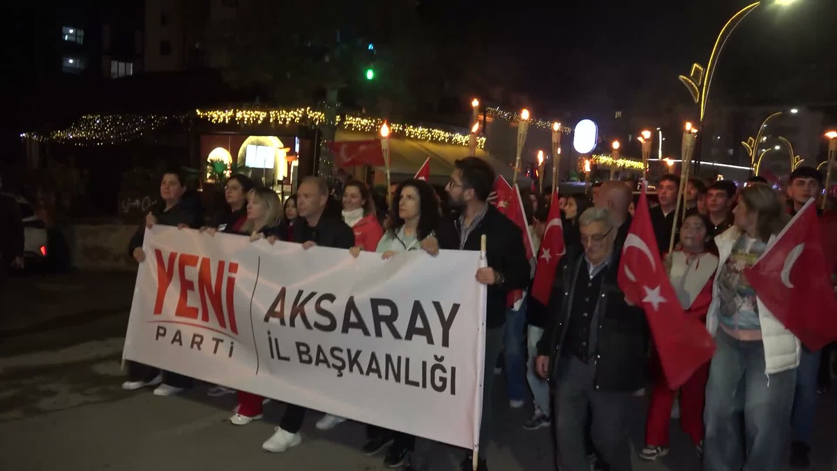 YENİ Parti Aksaray'da gençlerle Cumhuriyet'in 103. yılı için fener alayı düzenledi
