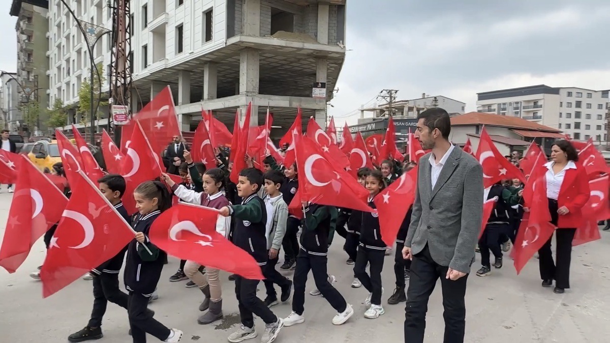 Yüksekova'da 29 Ekim Cumhuriyet Bayramı 110 metrelik dev bayrakla kutlandı