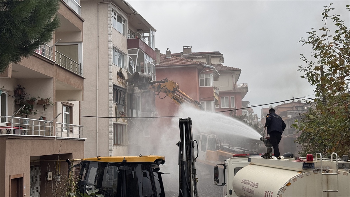 Zonguldak'ta çatlaklar nedeniyle boşaltılan 5 katlı binanın kontrollü yıkımı başladı