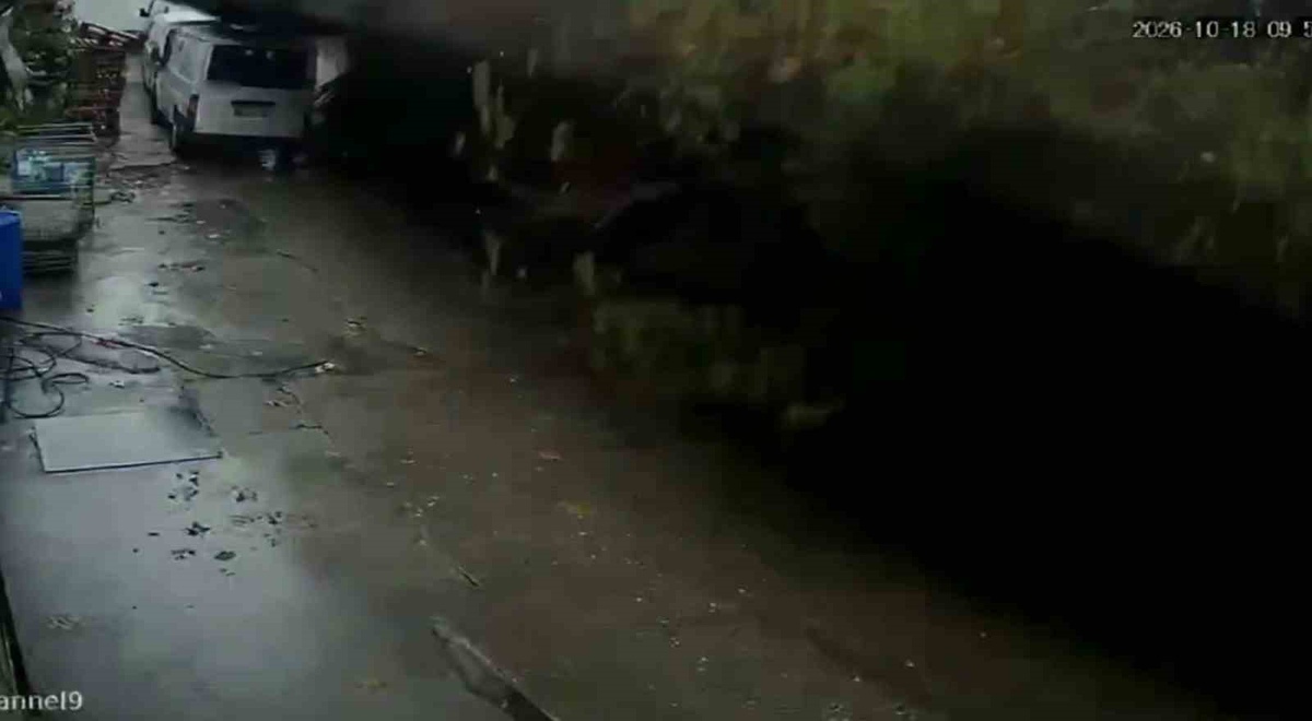Zonguldak'ta istinat duvarı çöktü, çökme anı kamerada ve 2 araç enkaz altında kaldı
