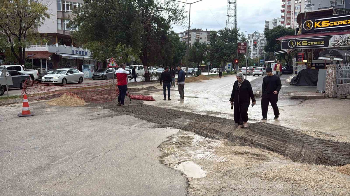 Adana Çukurova'da şiddetli yağış sonrası yol çöktü, araçlar çukura saplandı