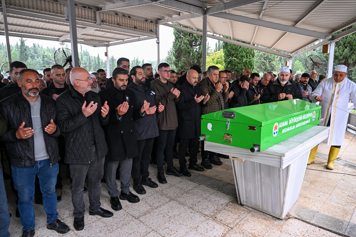 Adana Seyhan'da 27 Ekim'deki kazada ölen otomobil sürücüsü toprağa verildi