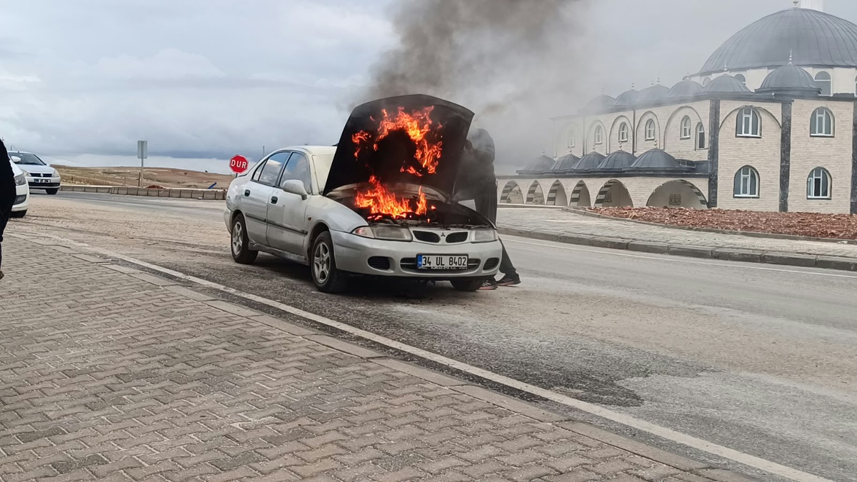 Adıyaman Besni'de seyir halindeki otomobilin motoru alev aldı, itfaiye söndürdü